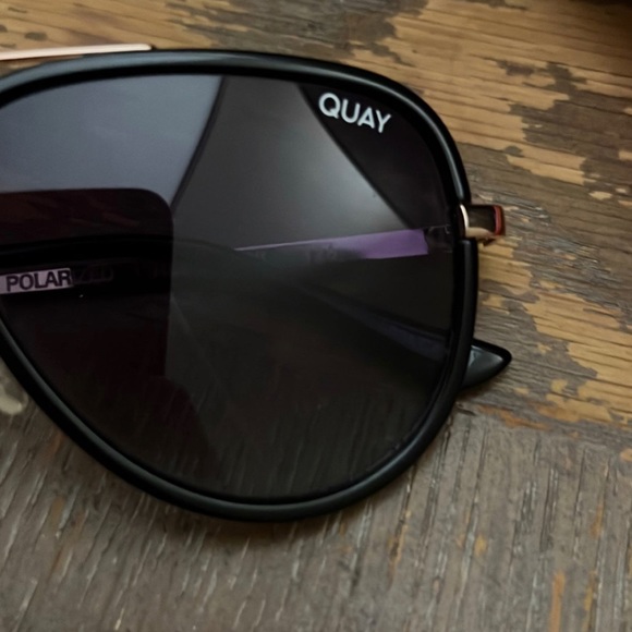 QUAY SUNGLASSES - Picture 2 of 3